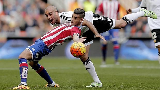 Sanabria y Abdennour en un momento del partido