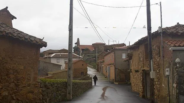 Un vecino recorre las calles del municipio zamorano de Villageriz