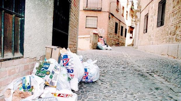 Bolsas de basura en el Casco Histórico de Toledo
