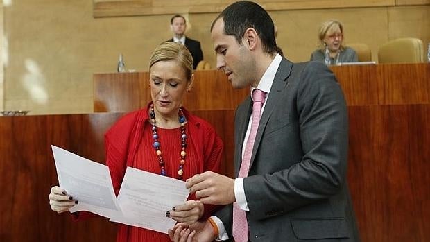 Cristina Cifuentes (PP) e Ignacio Aguado (Ciudadanos), en el pleno de la Asamblea en diciembre