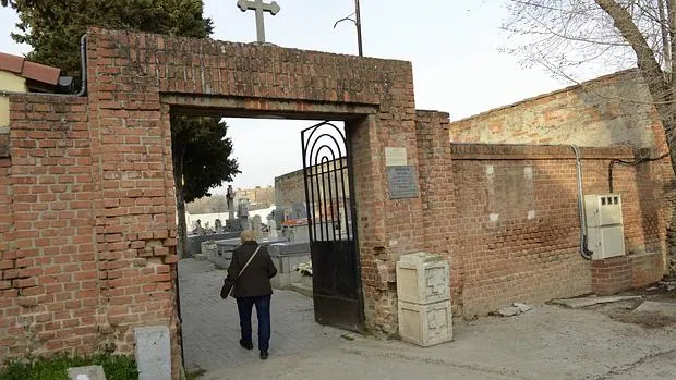 Acceso al cementerio parroquial de Carabanchel Bajo, con el hueco de la placa retirada a la derecha
