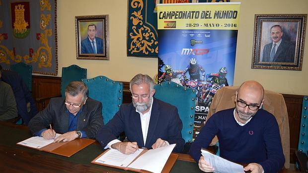 El alcalde de Talavera, Jaime Ramos, y el presidente de Moto Club Talavera, Jesús Bermúdez