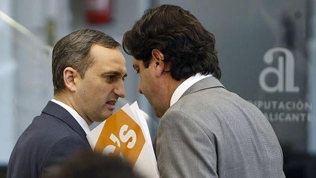 El portavoz de Ciudadanos, Fernando Sepulcre, comunica la ruptura al presidente de la Diputación, César Sánchez