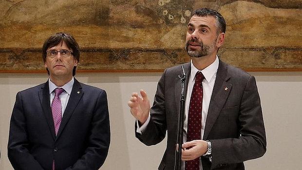 El consejero catalán de Cultura, Santi Vila, hablando en presencia del presidente Puigdemont