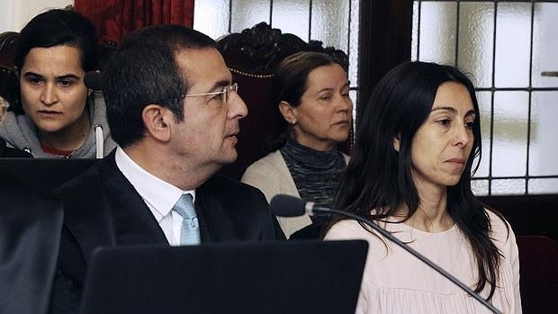 Monserrat González (2D), Triana Martínez (I), y Raquel Gago en el juicio por el asesinato de Isabel Carrasco