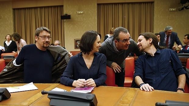 Iglesias, junto a Bescansa, Domenech (En Comú Podemo) y el diputado de la formación por Baleares, Juan Pedro Yllane (de pie)