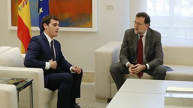 Reunión en La Moncloa entre el presidente en funciones del Gobierno Mariano Rajoy y Albert Rivera