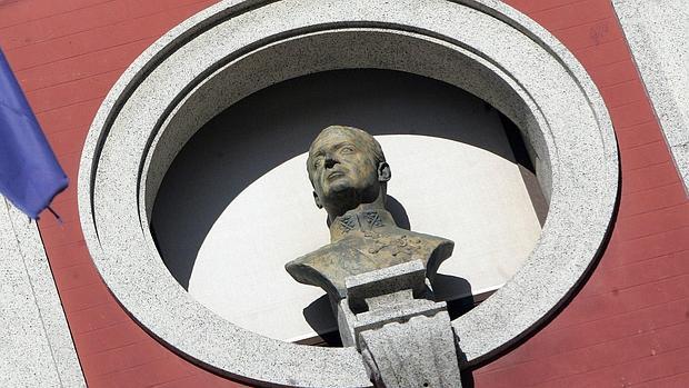 El busto de Don Juan Carlos en la fachada del Ayuntamiento de Ferrol que el alcalde retirará