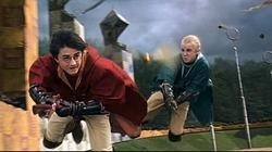 Fotograma de una de las películas de la saga, jugando al quidditch