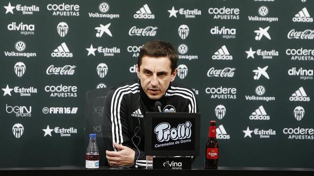 Gary Neville durante la rueda de prensa