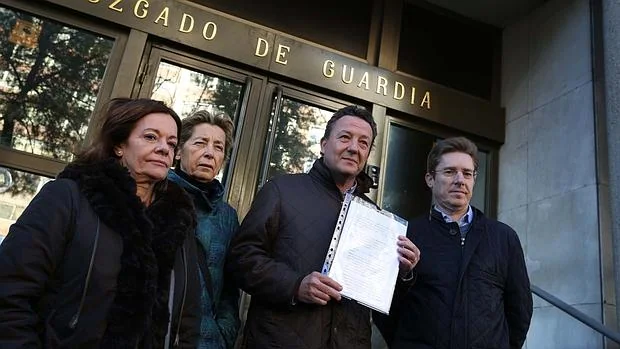 El portavoz adjunto del PP en el Ayuntamiento, Íñigo Henríquez de Luna, sostiene la denuncia junto a otros concjelaes del grupo municipal popular