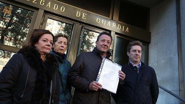 El portavoz adjunto del PP en el Ayuntamiento, Íñigo Henríquez de Luna, sostiene la denuncia junto a otros concjelaes del grupo municipal popular