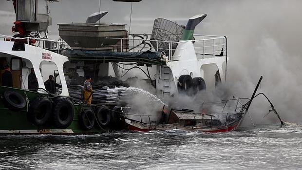 El velero ha ardido en la ría de Vigo a 500 metros de la costa