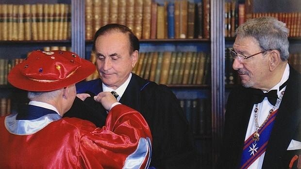 Caballé recibe el galardón de manos del rector de la Constantinian University