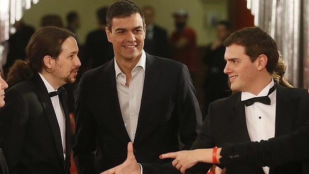 Albert Rivera saluda a Pablo Iglesias el sábado en la gala de los Goya, en presencia de Pedro Sánchez