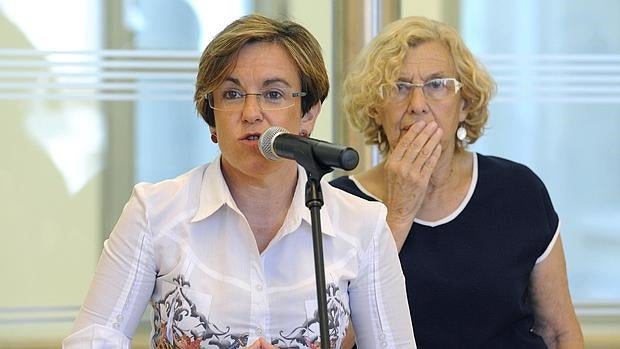 La portavoz del PSOE en el Ayuntamiento de Madrid, Purificación Causapié, junto a la alcaldesa Manuela Carmena en una imagen de archivo