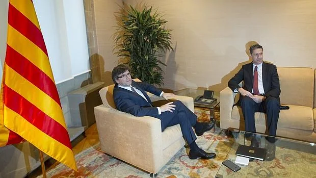 El presidente de la Generalitat, Carles Puigdemont (d), con Xavier García Albiol (d)