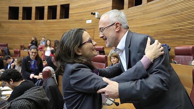 Imagen del portavoz de Podemos, Antonio Montiel, y de la vicepresidenta Oltra