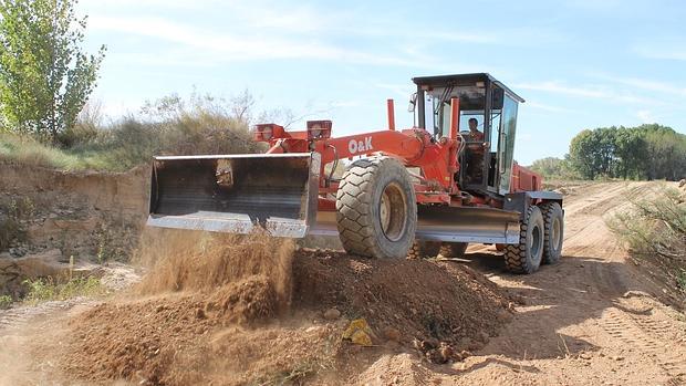 Una de las máquinas de la DPZ trabajando en el arreglo de caminos rurales