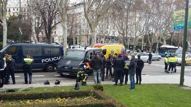 Se marea y arrolla a dos peatones tras volcar su coche  en el Paseo del Prado