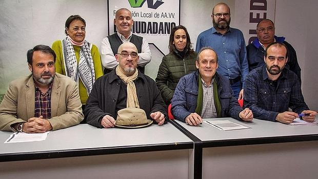 Los concejales Javier Mateo y Helena Galán, de Ganemos, con representantes vecinales