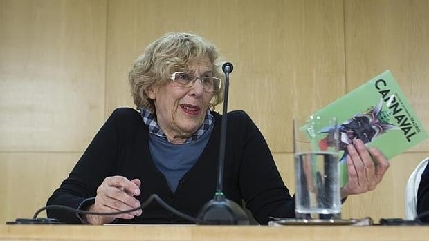 La alcaldesa Manuela Carmena, junto a la Alegre Cofradía del Entierro de la Sardina