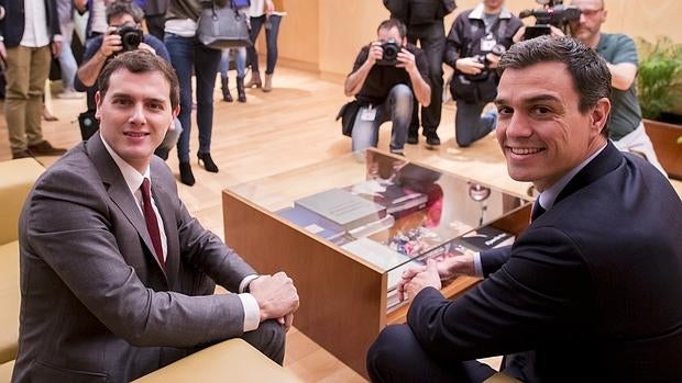 Albert Rivera y Pedro Sánchez durante la reunión que inició sus negociaciones