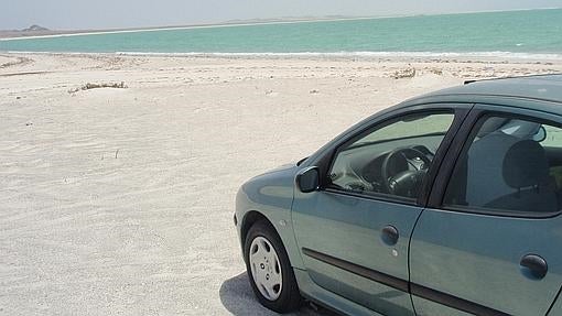 Besar al copiloto, hacer una «peineta» al conductor y otras multas de tráfico raras