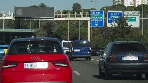 Besar al copiloto, hacer una «peineta» al conductor y otras multas de tráfico raras