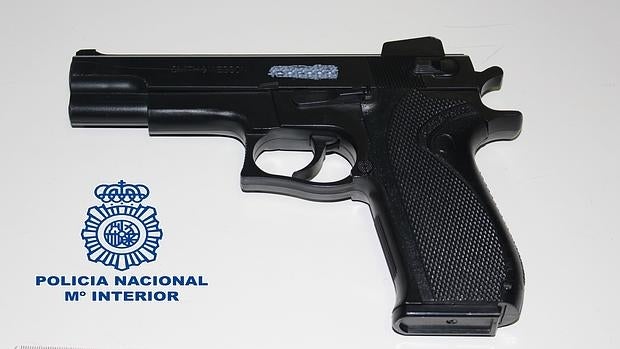 Una de las armas con las que los detenidos perpetraban sus atracos