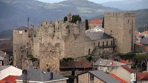 El castillo de Castro Caldelas, en Orense, se terminó en 1343