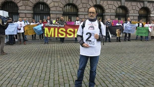 Pablo Egiluz, padre de Hodei Egiluz, el joven vasco desaparecido en Amberes hace dos años, durante la concentración que realizaron familiares el pasado octubre ante el Ayuntamiento de Amberes,