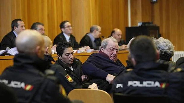 Dos de los ocho acusados Miguel M.C. y su hija Isabel, sentados en el banquillo