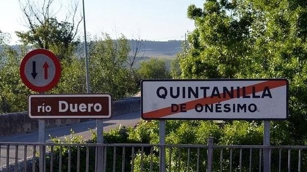 Cártel para indicar el fin del término de Quintanilla de Onésimo