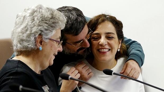 La delegada de Cultura del Ayuntamiento de Madrid, Celia Mayer, saludada por compañeros