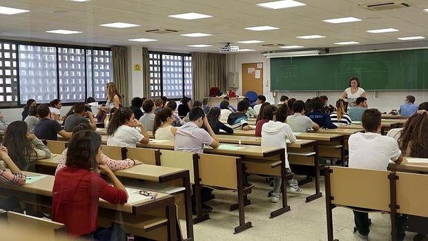 Dos jóvenes se enfrentan a cárcel y multa por intercambiarse la identidad en un examen