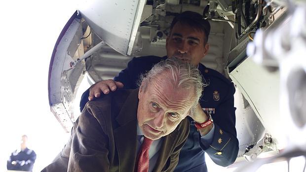 Pedro Morenés, en el interior de uno de los «cazas» de la Base Aérea de Zaragoza