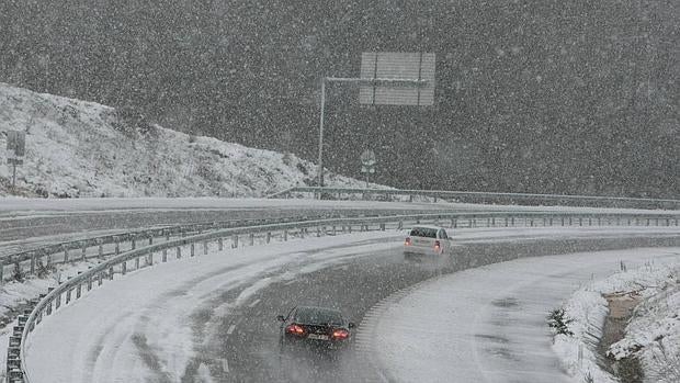 La carretera CL-631 entre Cubillos del Sil y Torneo (León), afectada por el temporal de nieve