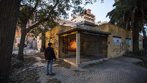 Una pequeña biblioteca proyectada en el antiguo zoo de Viveros que lleva seis años esperando a poder funcionar y que fue construida con fondos del Plan E