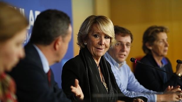 Esperanza Aguirre, en una rueda de prensa con su equipo en el Ayuntamiento