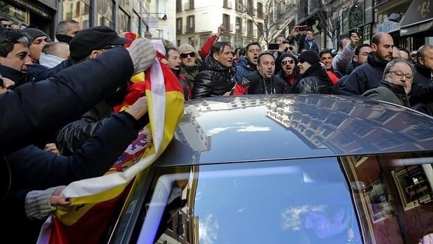 Javier Barbero, concejal de Seguridad del Ayuntamiento de Madrid, se mete en un coche en medio de las protestas