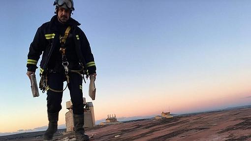 Los bomberos retiran tejas que amenazaban con caer de un edificio del Polígono