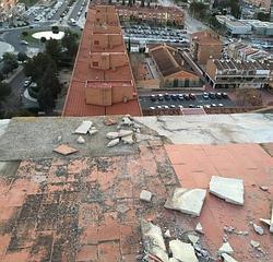 Los bomberos retiran tejas que amenazaban con caer de un edificio del Polígono