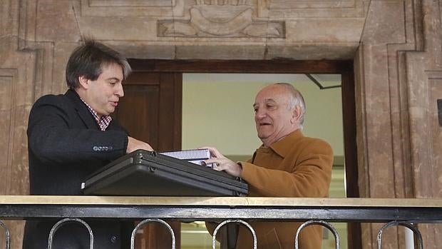 El presidente de la Asociación Salvar el Archivo de Salamanca, Policarpo Sánchez, y el secretario, José Luís Ingelmo, entregan firmas en el registro de la Subdelegación del Gobierno