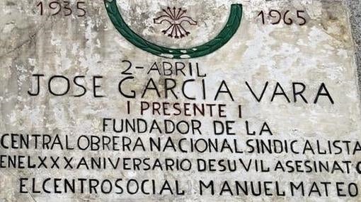 Placa dedicada al falangista José García Vara, retirada en enero