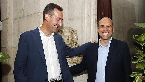 Carlos Gonzalez (izquierda) con el alcalde socialista sde Alicante, Gabriel Echávarri.