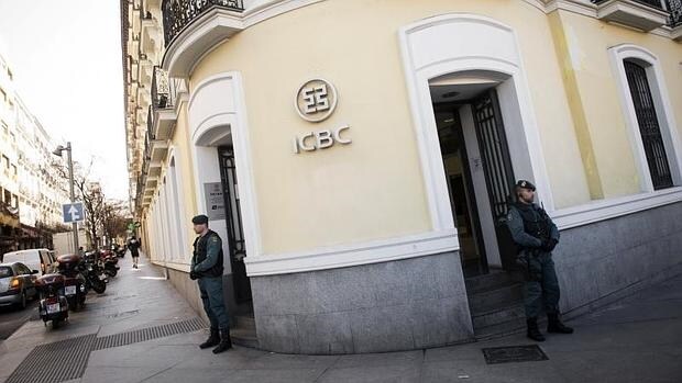 Dos agentes de la Guardia Civil custodian las entradas de la sede del banco chino ICBC, en el centro de Madrid