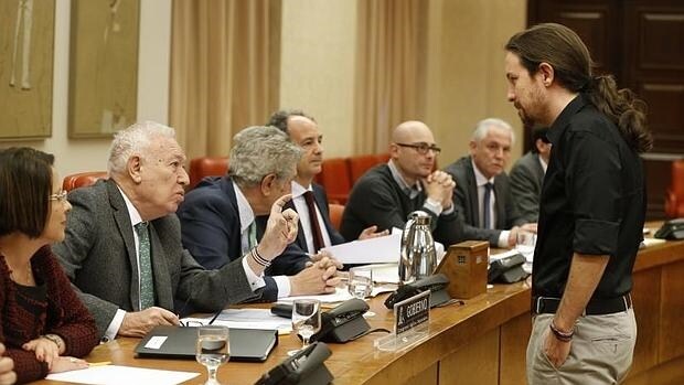 Margallo e Iglesias conversan en el Congreso