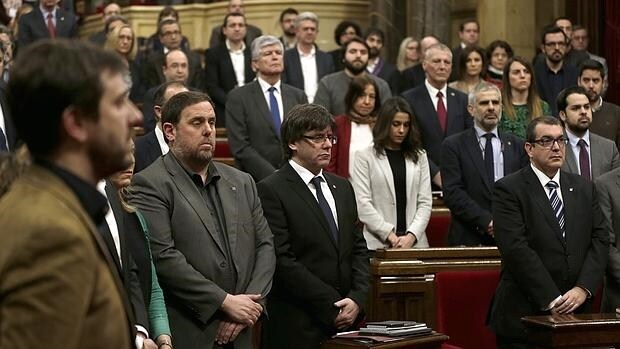 Puigdemont, en el Parlament, durante el minuto de silencio en memoria de Muriel Casals