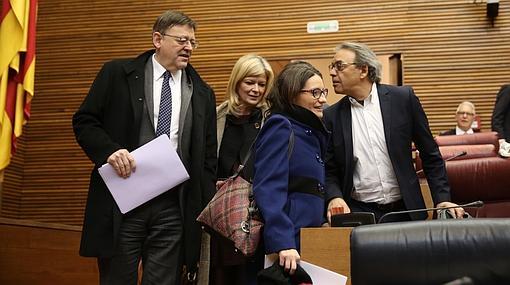 Imagen de Puig y Oltra a su llegada a las Cortes Valencianas